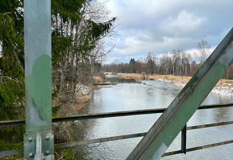 Blick auf einen Fluss von einer Brücke aus.